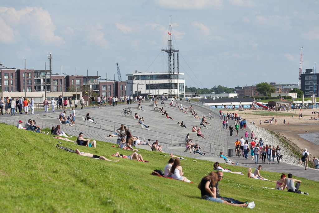 Menschen am Deich in Bremerhaven